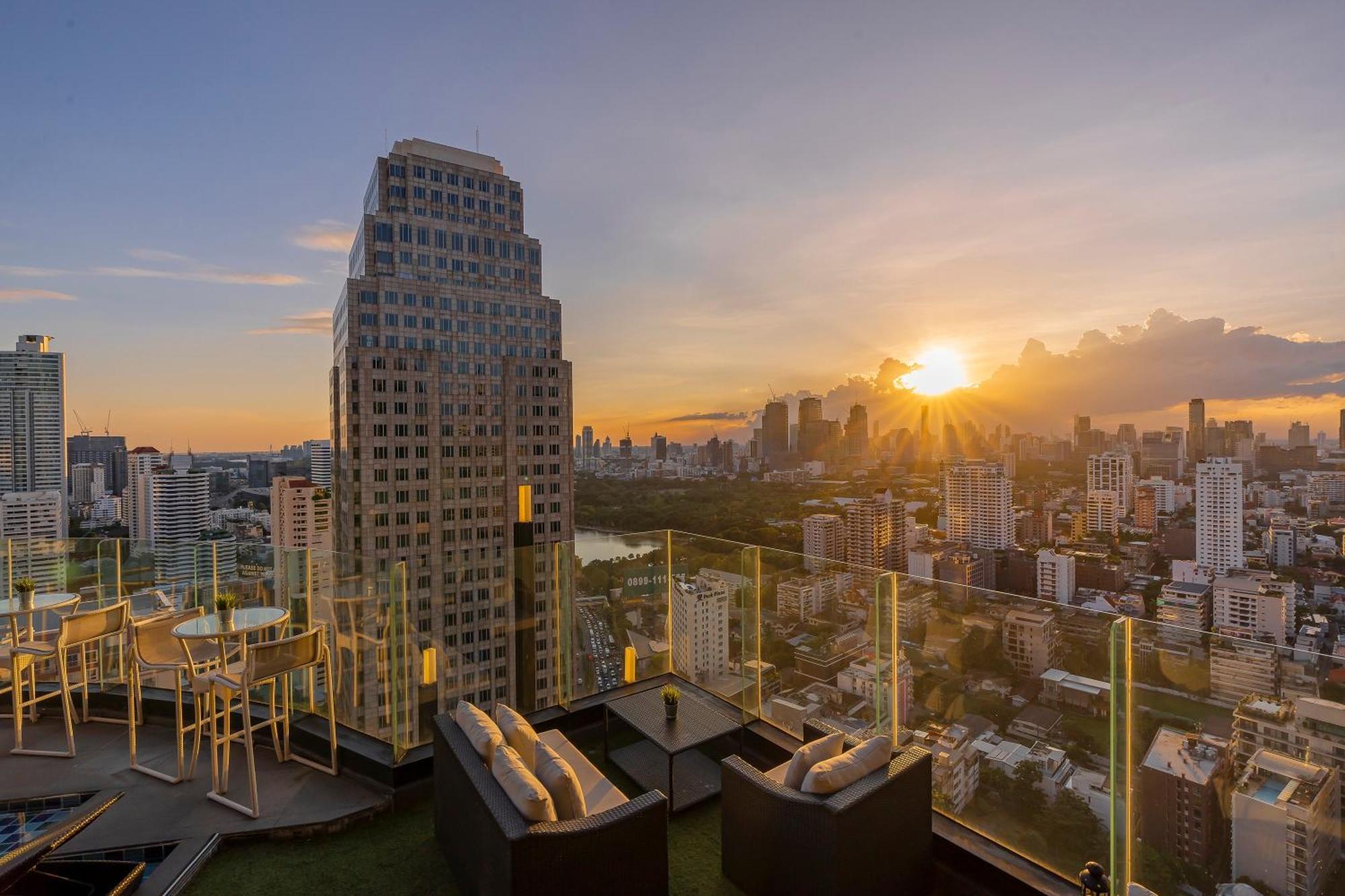 The Continent Hotel Sukhumvit - Asok Bts Bangkok By Compass Hospitality Exterior photo