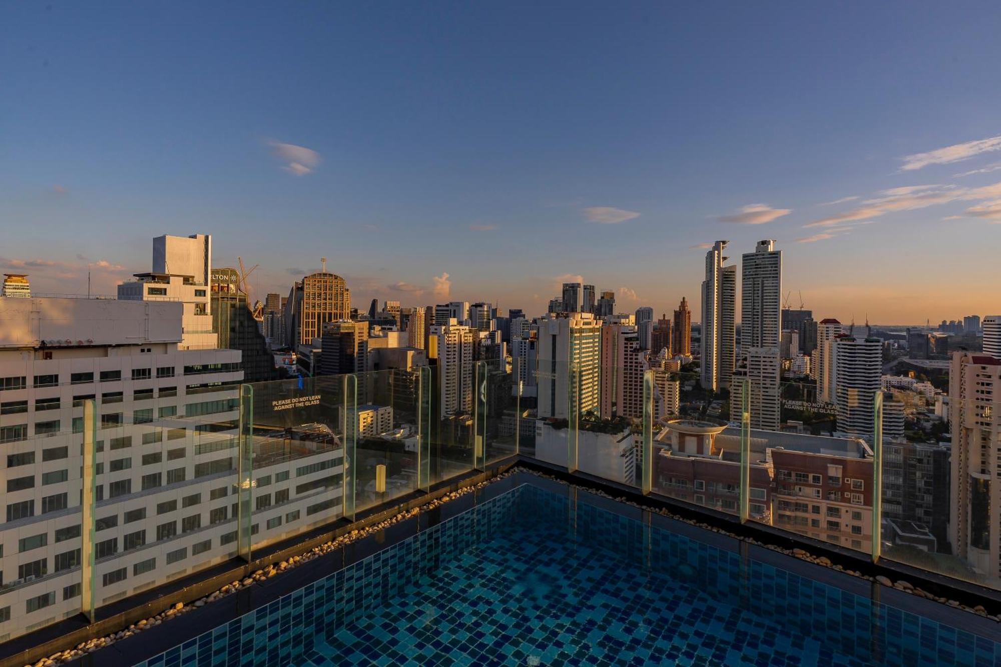 The Continent Hotel Sukhumvit - Asok Bts Bangkok By Compass Hospitality Exterior photo